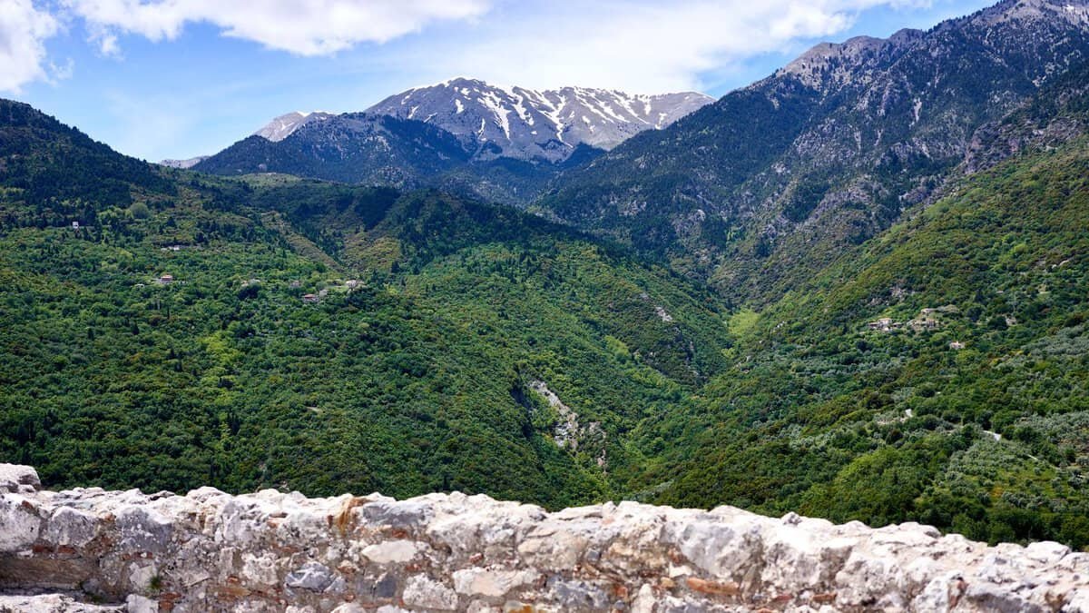 Doğu Taygetos'ta şelaleler, manastırlar ve taş köyler