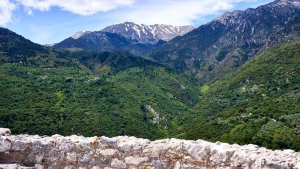 Doğu Taygetos'ta şelaleler, manastırlar ve taş köyler
