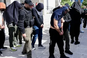 Yunanistan'daki Pizza Fan zincirine yönelik soruşturmada 23 gözaltına alınan kişiye ağır suçlamayla kovuşturma