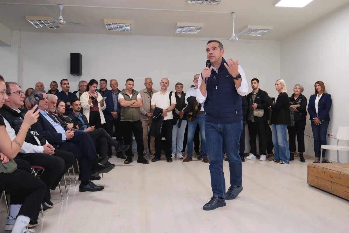 Yunan siyasetçi Aleksis Çipras, Girit'te üreticilerle görüşürken yolsuzluk ve fahiş fiyatlara dikkat çekti