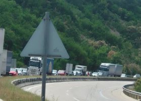 Yunanistan'daki Egnatia Otoyolu'nda akaryakıt sızıntısı: Trafik kapatıldı, kuyruk 10 kilometreyi aştı