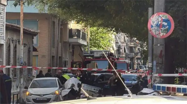 Atina'da uyuşturucu içeren çantada patlama: 2 polis memuru ve 2 sivil yaralandı