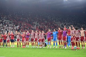 Olympiakos: Derbi finalinde takım ve taraftar birlikte kutladı
