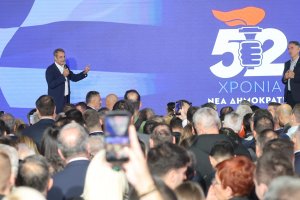 Miçotakis Yeni Demokrasi'nin 52. yılında: 'Vatan gemisini fırtınalı sularda sağlam tutan parti'