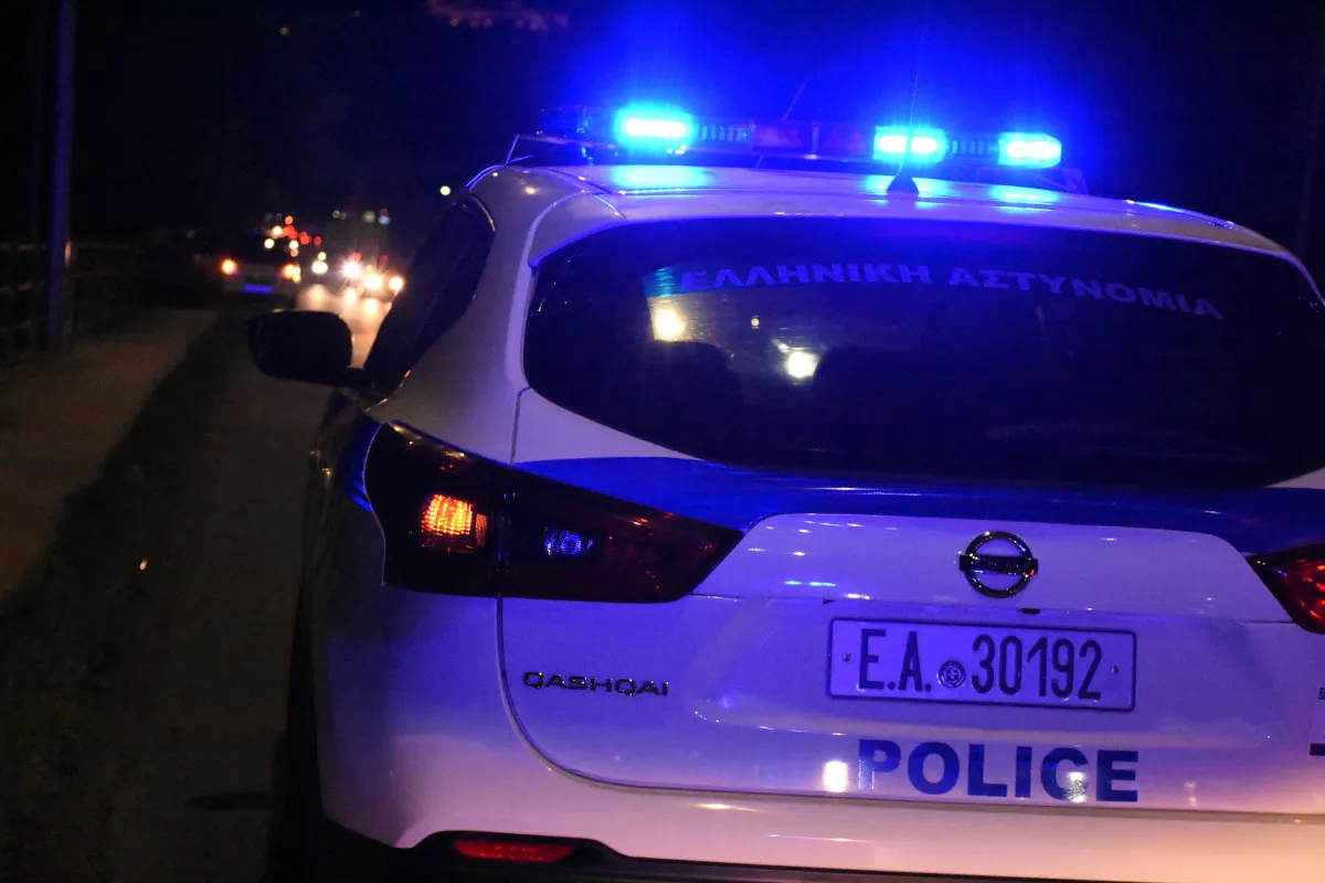 Atina'nın Pallini ilçesinde film sahnesi gibi kovalamaca: Sürücü polisleri çarpmaya çalıştı