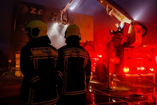 Elaionas'ta tekstil atölyesinde yangın – 'Patlama sesi duyduk, şişeler patlıyordu, alevler ve duman gördük'