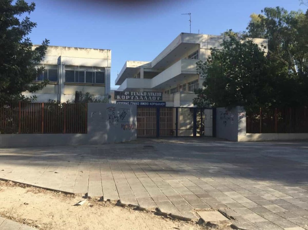 Korydallos'ta dersteki öğrencinin üzerine okul tavanının bir bölümü düştü