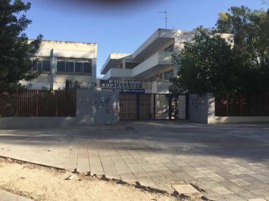 Korydallos'ta dersteki öğrencinin üzerine okul tavanının bir bölümü düştü