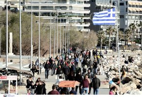Atina'nın Palaio Faliro semtinde 3 yaşındaki kızının ölümü nedeniyle Cezayirli anne yargılanmaya başladı