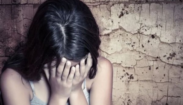 Girit'te 13, 8 ve 6 yaşlarındaki üç kardeş, istismar ihbarının ardından hastanede geçici olarak kalıyor