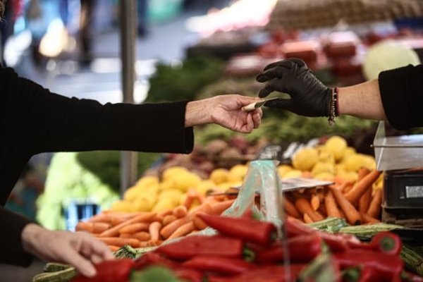 Yunanistan öğleden sonra çiftçi pazarı ve düşük gelirlilere gıda kuponu planlıyor