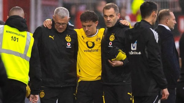 Yunan futbolcu Karetsas Union Berlin maçında sakatlandı, Alman ekibi Dortmund'da kaygı büyüyor