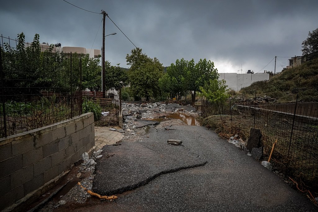 Girit'te sel, heyelan ve su kesintileri