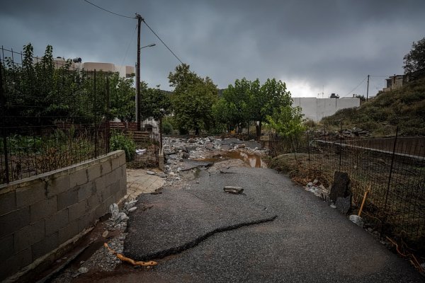 Girit'te sel, heyelan ve su kesintileri