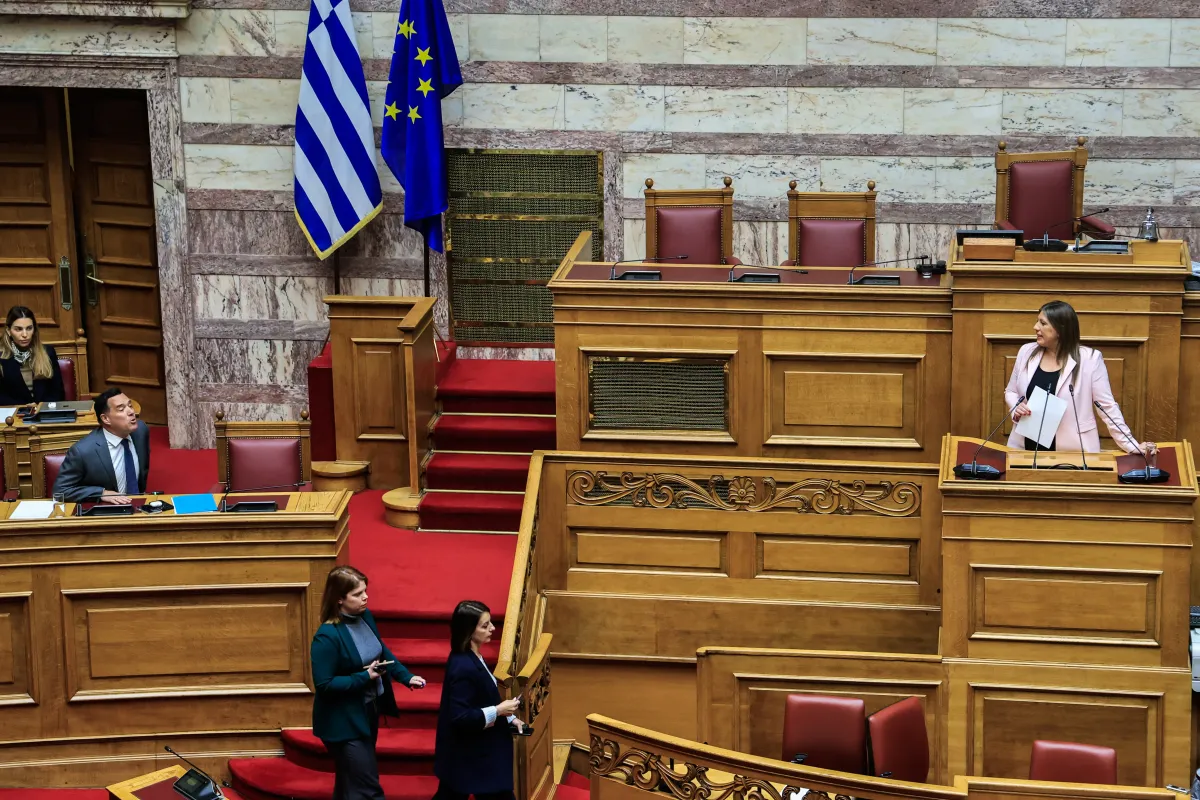 Yunan Sağlık Bakanı Georgiadis ile muhalefet lideri Konstantopoulou, İsrail görüşmesi nedeniyle Meclis'te kapıştı