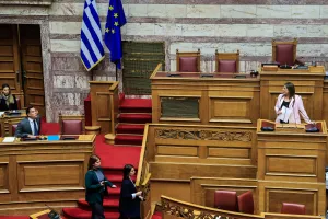 Yunan Sağlık Bakanı Georgiadis ile muhalefet lideri Konstantopoulou, İsrail görüşmesi nedeniyle Meclis'te kapıştı