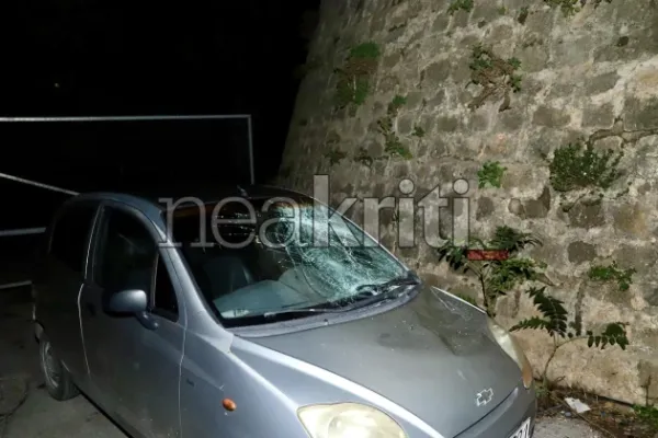 Girit'te Yunan devlet adamı Venizelos'un heykelinden düşen yaklaşık 68 yaşındaki adam ağır yaralandı