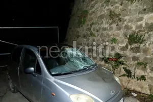 Girit'te Yunan devlet adamı Venizelos'un heykelinden düşen yaklaşık 68 yaşındaki adam ağır yaralandı