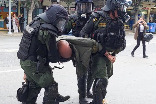 ELAS'ın Vatandaş Koruma Sorumlusu Marinos Skandamis: Hükümet polis müdahalesinde neonazi Kasidiaris'in yanında