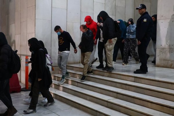 Yunan fırın zinciri To Horiatiko soruşturmasında savcılar gözaltına alınanlara 9 ağır suçlama yöneltti