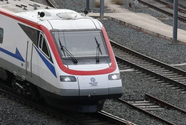 Yunanistan'da 24 saatlik grev: Cuma günü feribot ve tren seferleri aksayacak