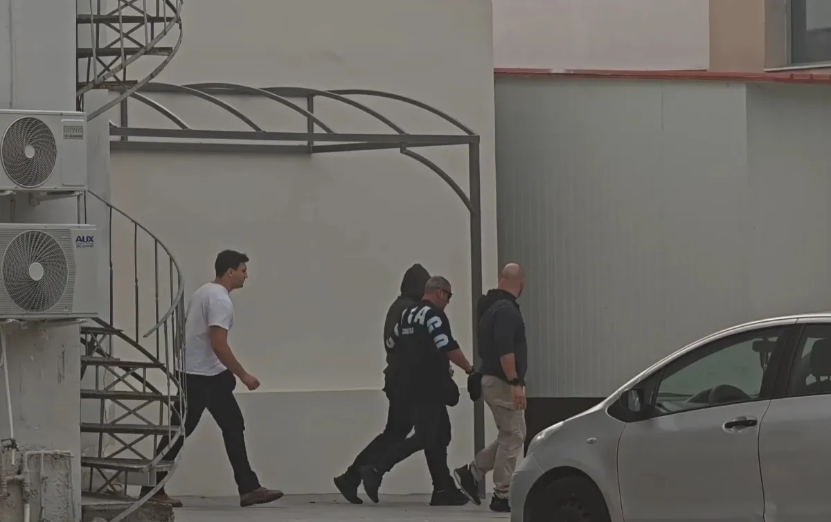 Eski partnerlerinin evini ve araçlarını kundaklayan Yunan deniz subayı mahkemeye çıkarıldı