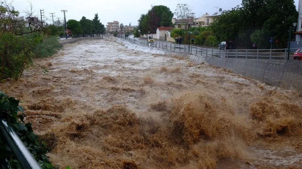 Rodos'ta bir adam öldü, fırtınalar Yunanistan'ı ikinci gün vurmaya devam ediyor