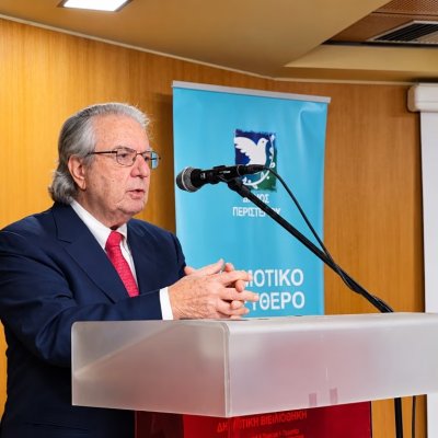 Atina'nın Peristeri ilçesindeki açık üniversite, dilbilimci Giorgos Babiniotis'in konuşmasıyla açıldı
