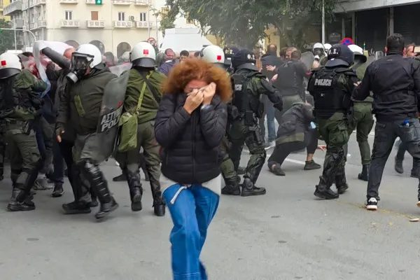 Yunan Komünist Partisi KKE, Selanik'te antifaşist yürüyüşe polis saldırısı nedeniyle hükümeti sert eleştirdi