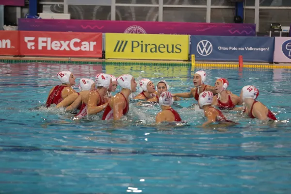 Yunanistan'ın Olympiakos kadın polo takımı, Vuliagmeni deplasmanında zirve derbisine çıkıyor