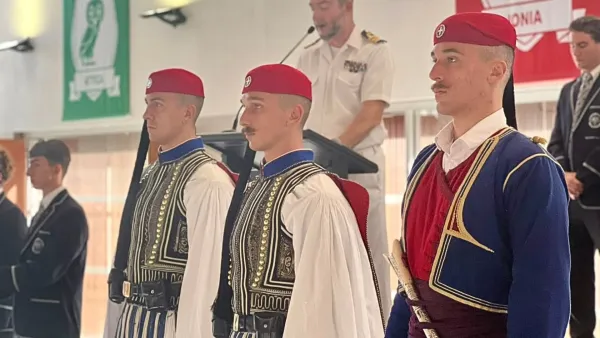 Yunanistan Cumhurbaşkanlığı Muhafızları Evzones, Sidney'deki All Saints Grammar okulunu ziyaret etti