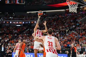 Olympiakos, EuroLeague'de -28'den dönüp Valencia'yı uzatmada 102-97 mağlup etti
