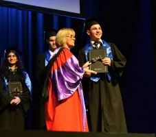Melbourne'deki Alphington Grammar Okulu, mezunlarını VCE Ödül Gecesi'nde onurlandırdı
