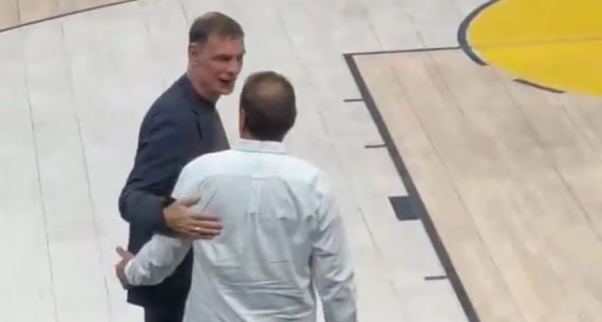 Olympiakos'un hocası Giorgos Bartzokas ile Ergin Ataman, Beşiktaş maçında sıcak bir el sıkışma yaptı