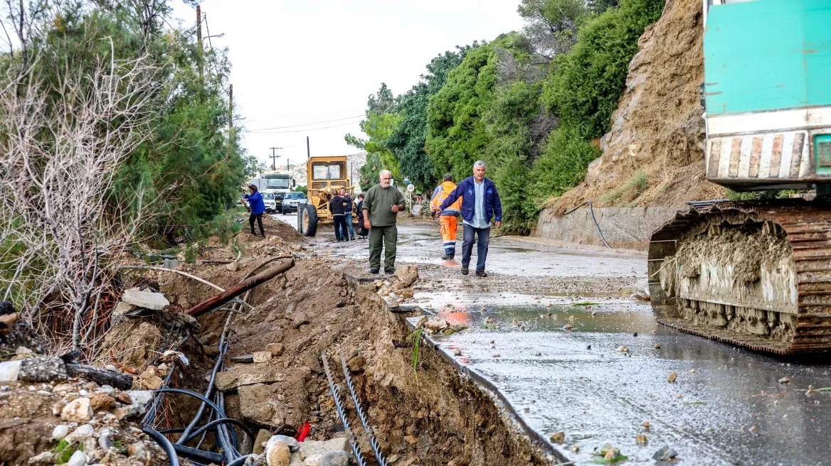 Girit'te Lasithi Platosu'nda tarım alanları çamur altında, Mylopotamos'ta 2 bin 500 kişi susuz kaldı