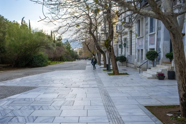 Atina'daki Vrilissia Belediyesi, kesilen her ağaca karşılık 200 ağaç dikilmesini şart koştu