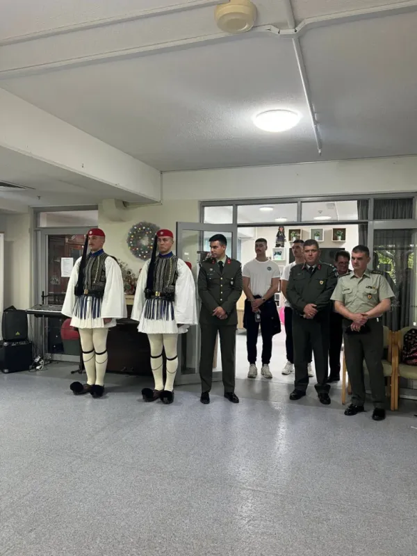 Yunanistan Cumhurbaşkanlığı Muhafızları Evzone'lar, Sidney'deki yaşlı bakım evini ziyaret etti
