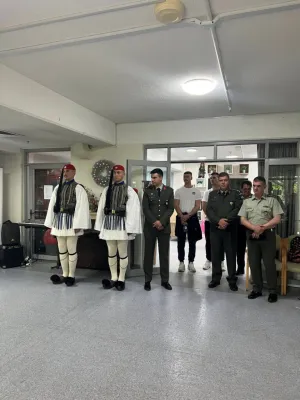 Yunanistan Cumhurbaşkanlığı Muhafızları Evzone'lar, Sidney'deki yaşlı bakım evini ziyaret etti