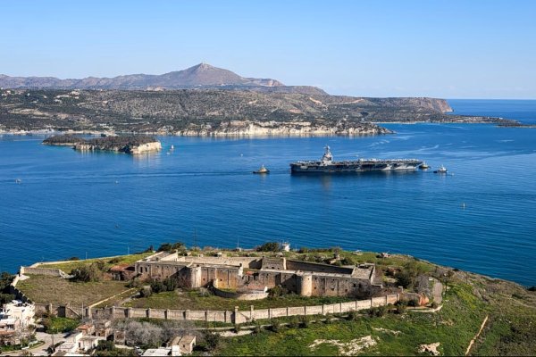 Girit'teki Suda Deniz Üssü'nde casusluk şüphesi: 37 yaşındaki kadın fotoğraf çekerken yakalandı