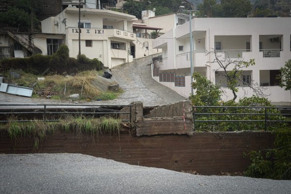 Girit'te şiddetli fırtına: Yaşlı çiftçi öldü, Samaria Kanyonu'nda sekiz kişi mahsur kaldı