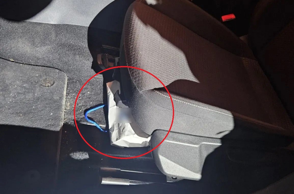 Atina'nın Kallithea semtinde 29 yaşındaki sürücü, aracında 400 gramın üzerinde kokainle gözaltına alındı