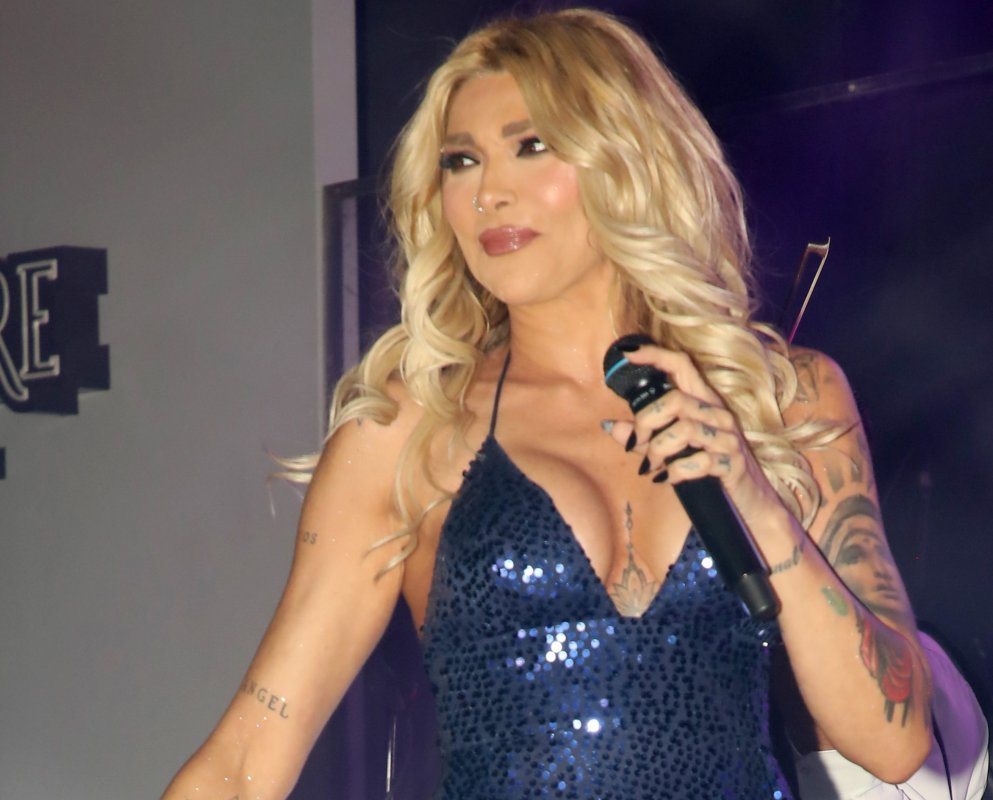 Yunan şarkıcı Angeliki İliadi hastanede: Yüksek ateşi sürüyor