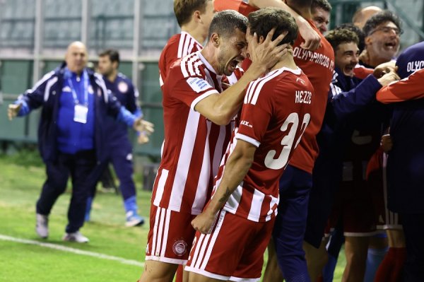 Yunan devi Olympiakos, Portekizli Gelson Martins'in son dakika golüyle Kifisia'yı 3-2 yenip zirveye çıktı
