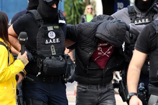 Atina'daki ölümlü patlamanın üç şüphelisi pazartesi günü sulh ceza hâkimi karşısına çıkacak