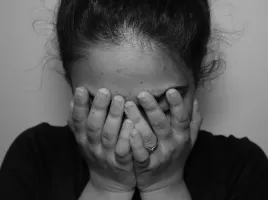 Yunanistan'da kızını istismar edip çocuk pornografisi ürettiği iddia edilen anne kasımda yargılanacak