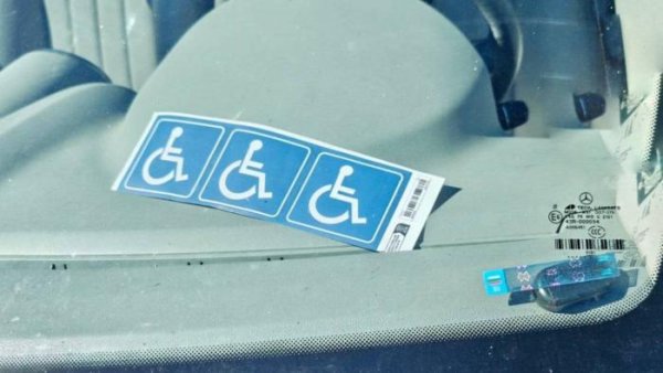 Yunanistan'da bazı sürücüler engelli park yerlerine sahte etiketle park ediyor