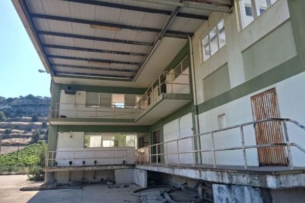 Heraklion'da yeni göçmen tesisi tartışması: Muhalefet, hükümeti yerel yönetimleri uykuda yakalamakla suçluyor