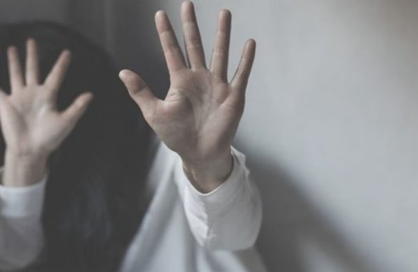 Yunanistan'da 42 yaşındaki anne, eşinin kendisini boğmaya çalıştığını iddia etti: 6 yaşındaki oğlu araya girdi