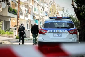 Atina'da bir binadaki patlamada 2'si polis memuru olmak üzere 4 kişi yaralandı