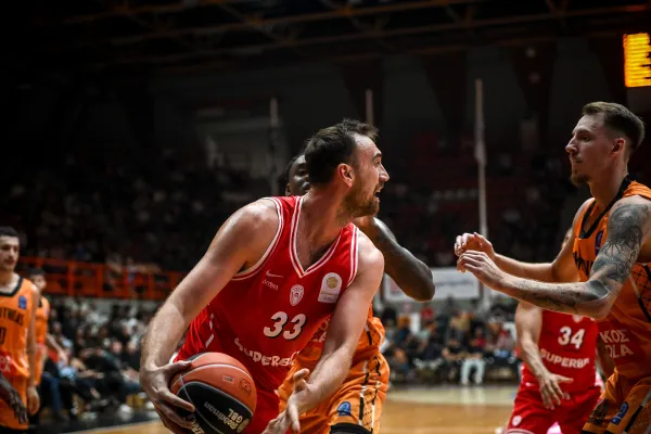 Olympiacos'un Armani Milano maçı kadrosuna Sırp basketbolcu Milutinov ve yeni transfer Kontsar girdi